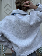 veste boutis relief bleu de dos