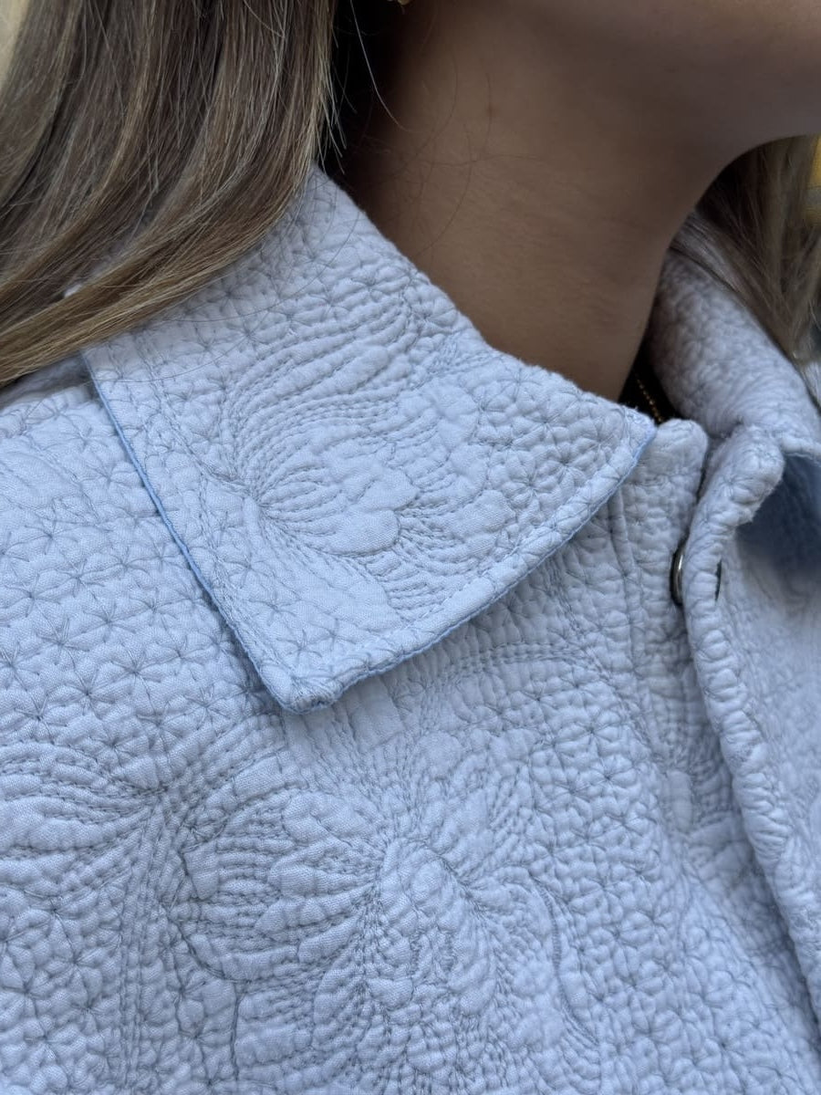 veste boutis relief bleu de près