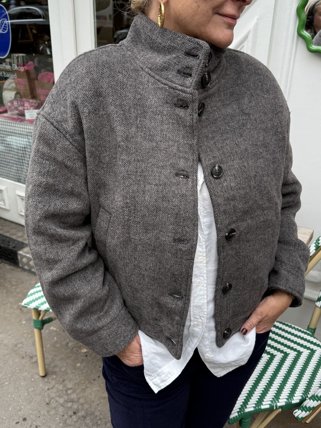 Femme portant une veste courte à chevron gris détail