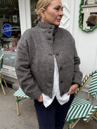 veste courte à chevron gris vue de face