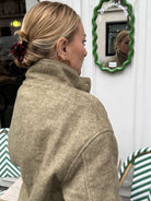 Veste courte en chevron kaki vue de dos