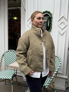 Veste courte effet laine en chevron kaki vue de face