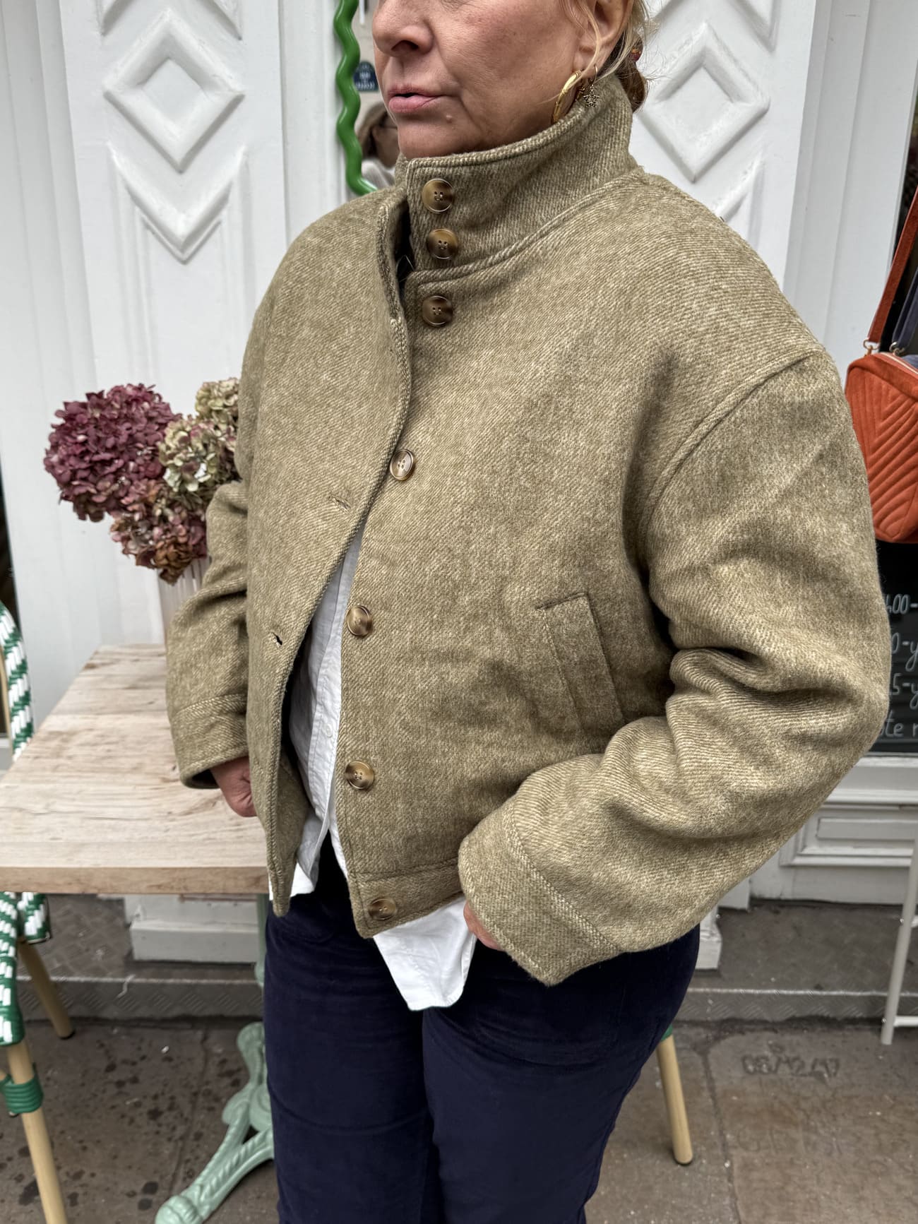 Veste courte kaki vue de profil