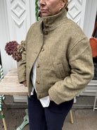 Veste courte kaki vue de profil