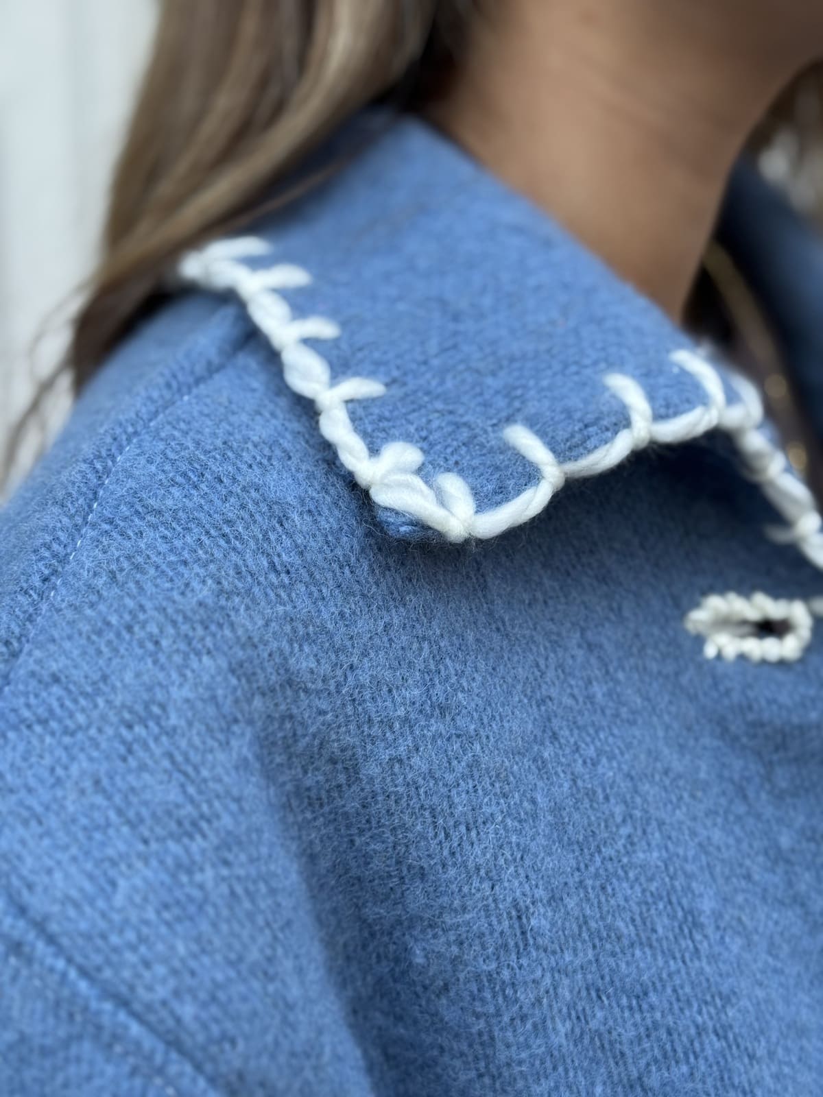 veste en laine bleue upcyclée détail col