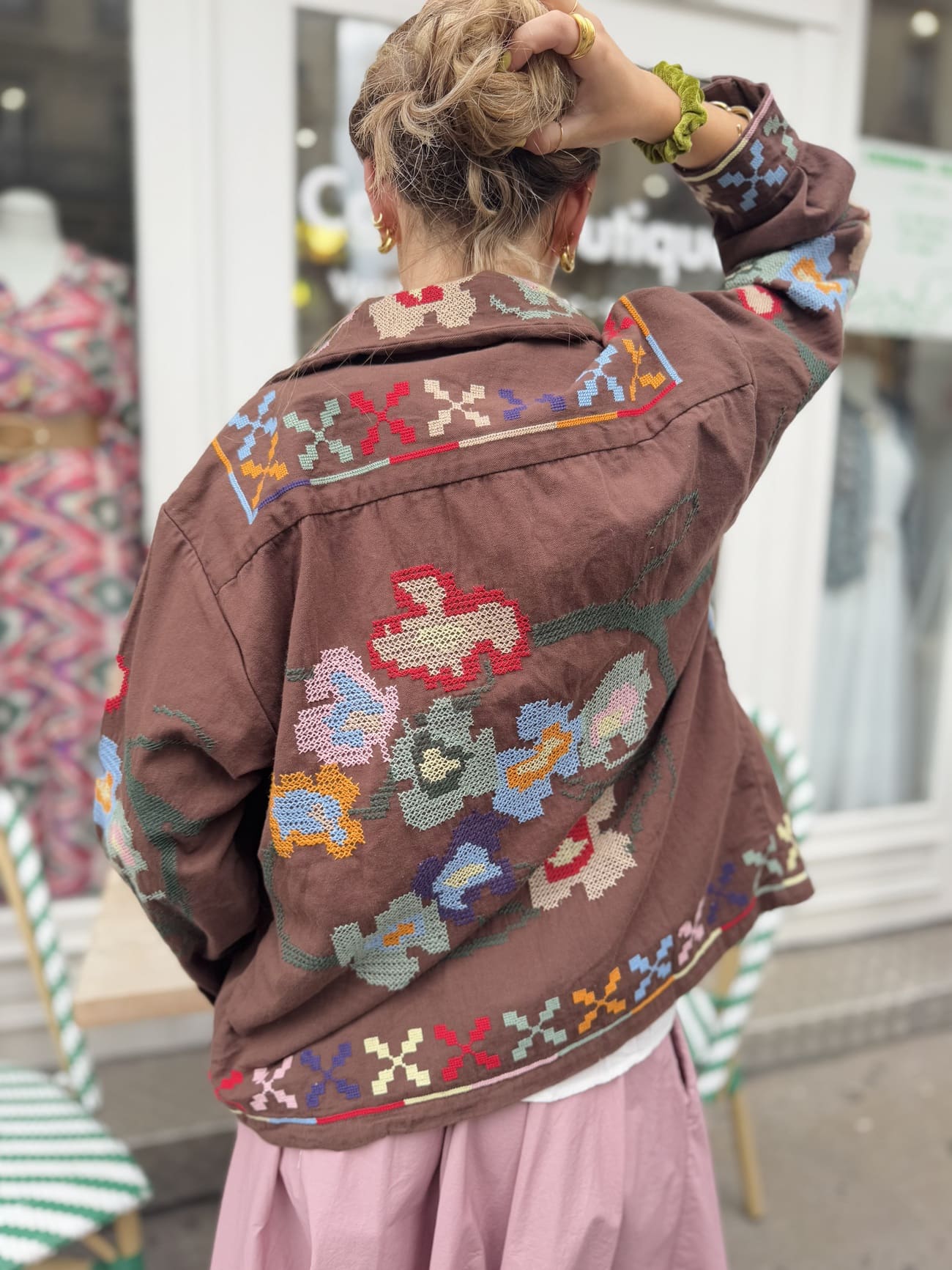 Vue de dos de la veste en coton marron brodée pour femme