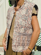 Veste matelassée sans manche beige et rose portée de face