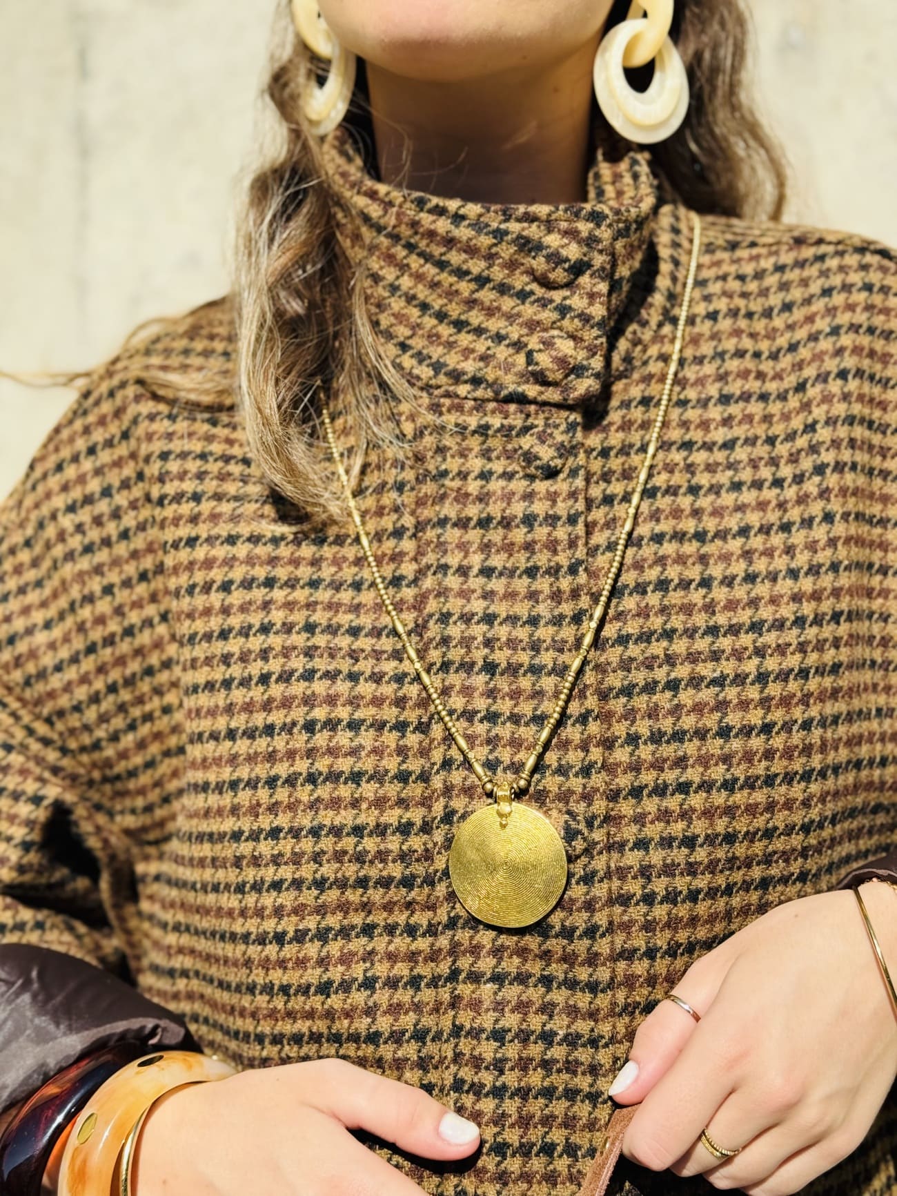 Veste pied de poule détail du col montant