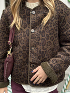 Veste réversible léopard vue de face fermée