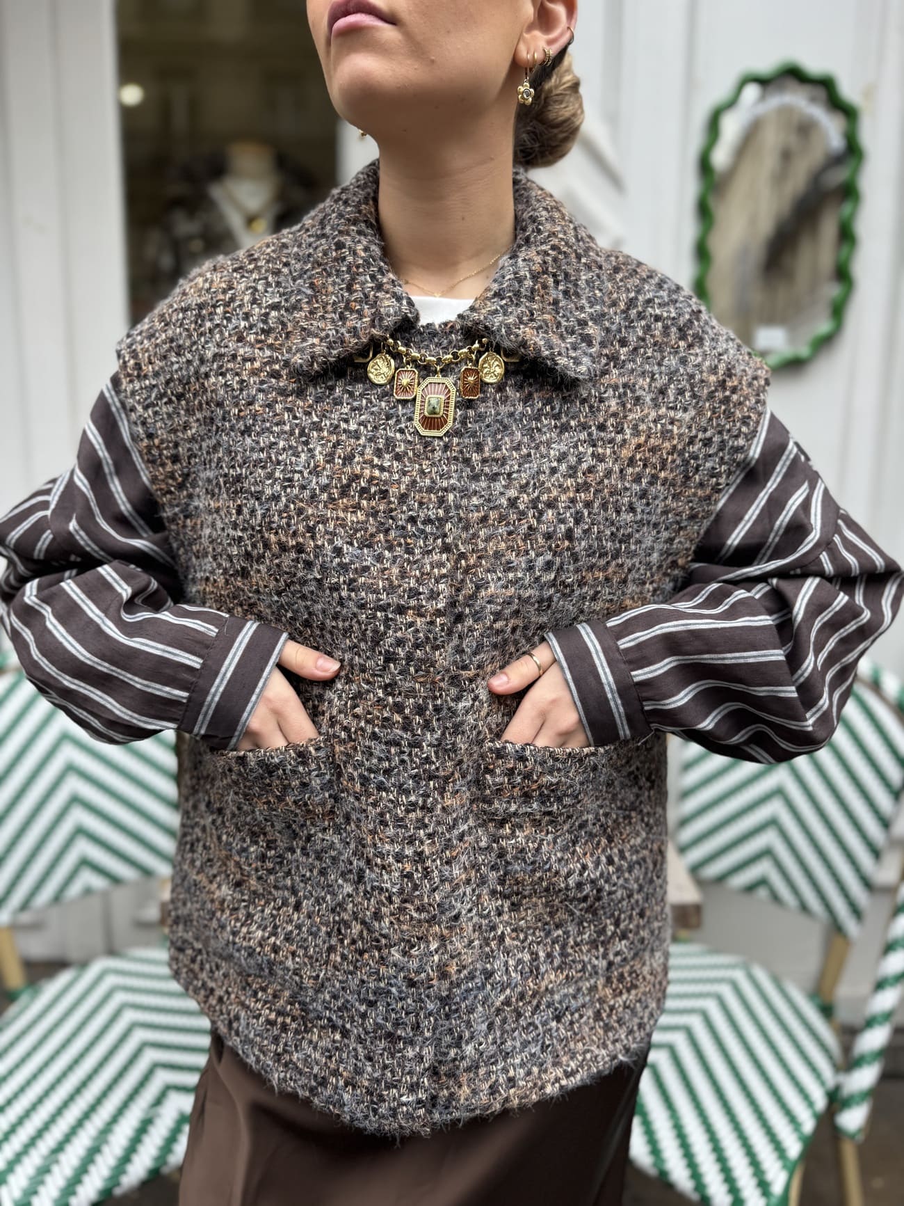 Veste sans manche bouclette taupe vue de face