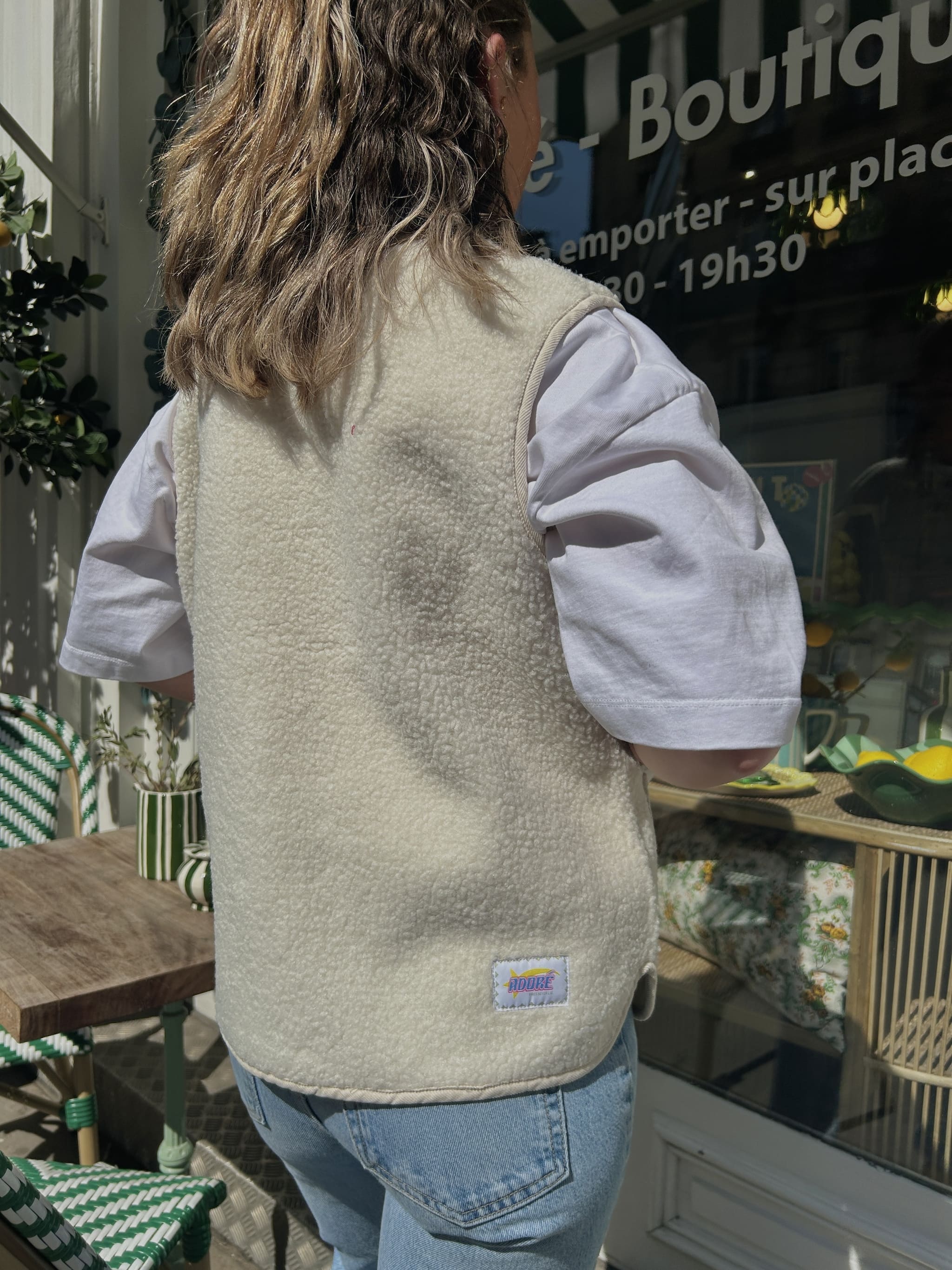 Veste sans manche oversize effet mouton, idéale pour un look casual chic en superposition.