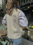 Veste sans manche oversize effet mouton, idéale pour un look casual chic en superposition.