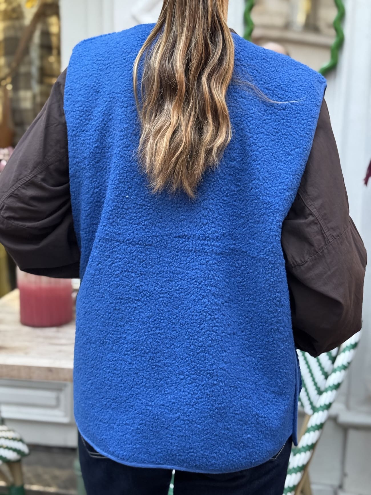 veste sans manche sherpa bleu electrique de dos