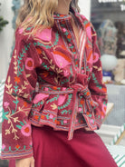 Veste en velours brodé bordeaux vue de profil