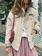Veste crème en velours cotelé crème et fleurs brodées