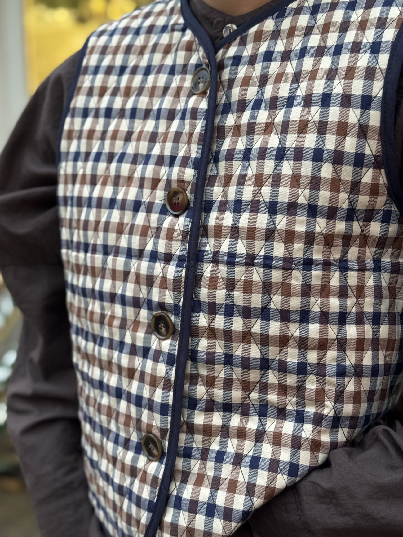 veste vichy sans manches de près