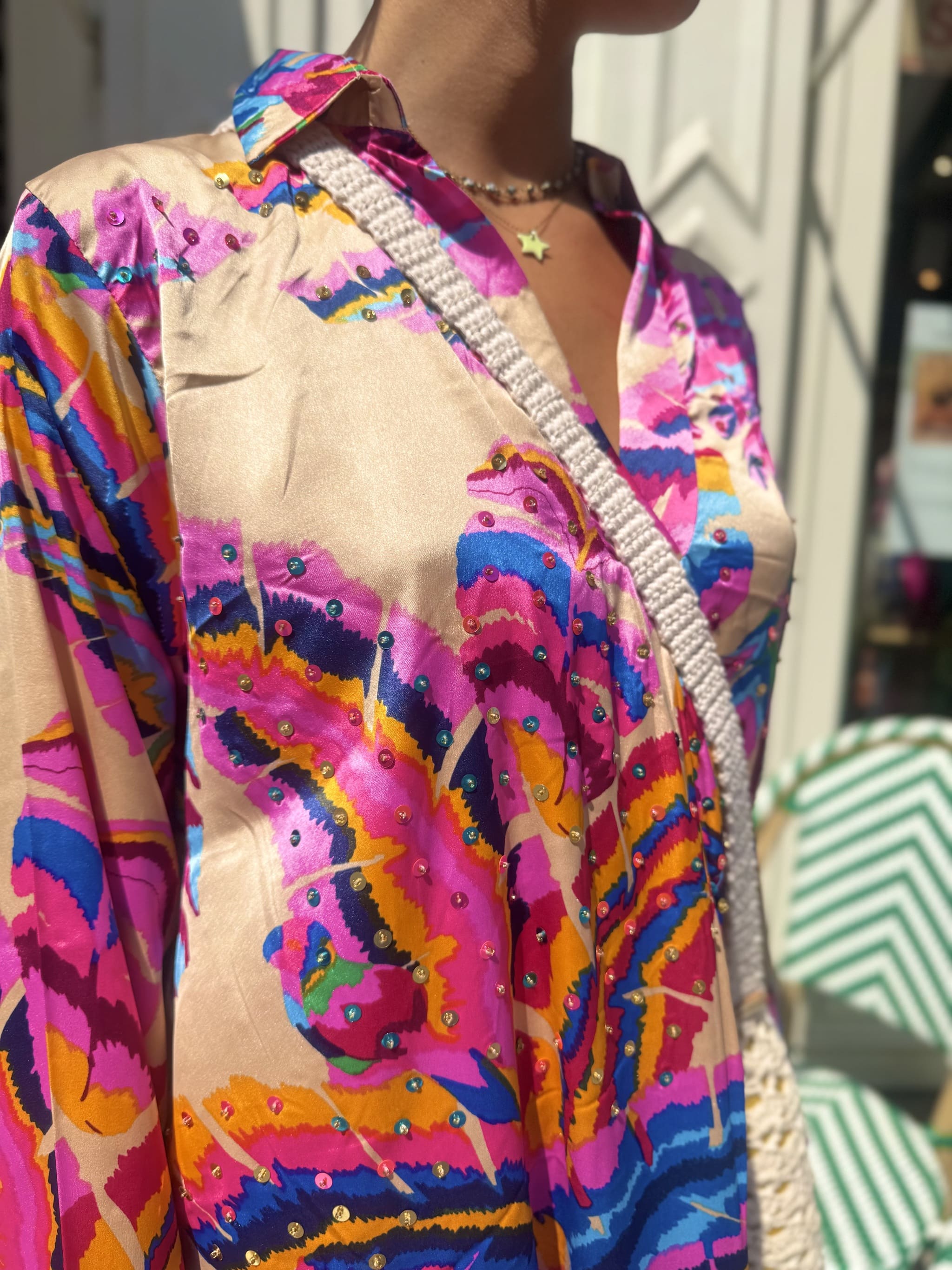 Détail tissu satin beige et sequins – robe élégante femme