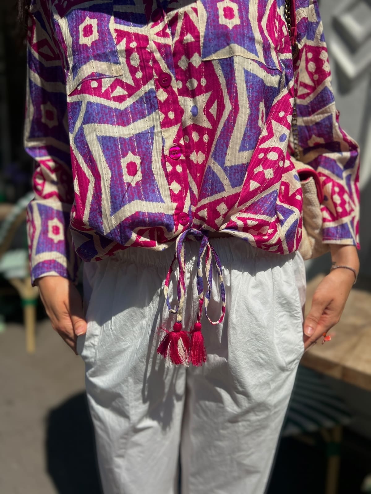 Zoom sur le pantalon blanc femme, tissu fluide 