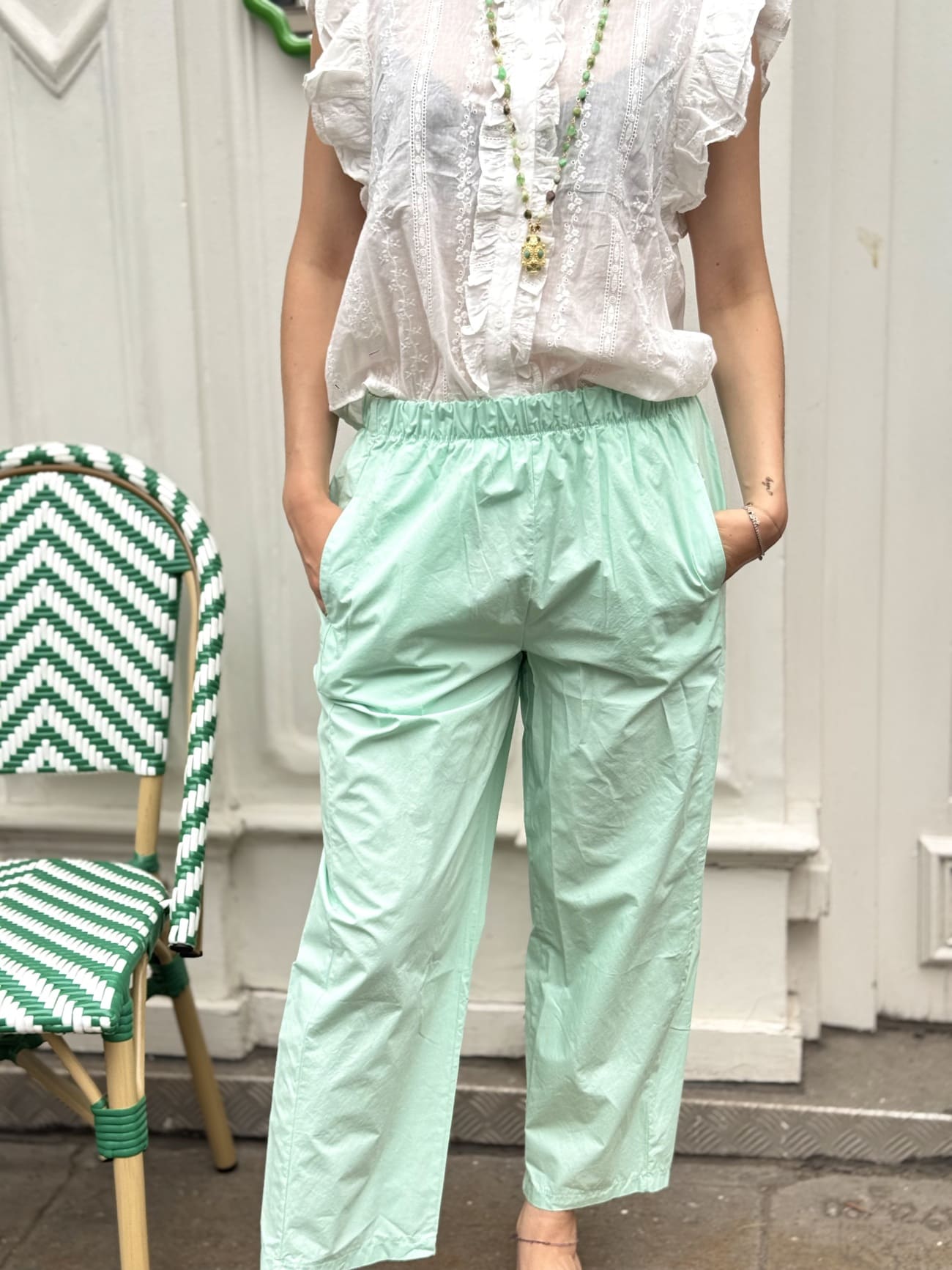 Détail du pantalon menthe à l’eau en coton effet popeline