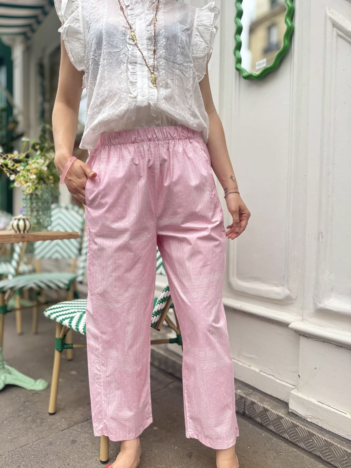 Zoom sur le pantalon rose poudré, coupe corsaire et tissu en coton léger
